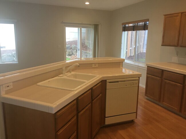 Building Photo - Murray Hills neighborhood Beautiful 4 Bedroom 2.5 Bath Home! Like New!! 2 Car Garage! New Carpet ...