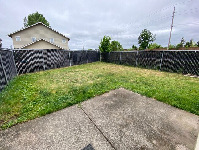 Building Photo - large 3 Bedroom 2.5 Bath Springfield duplex