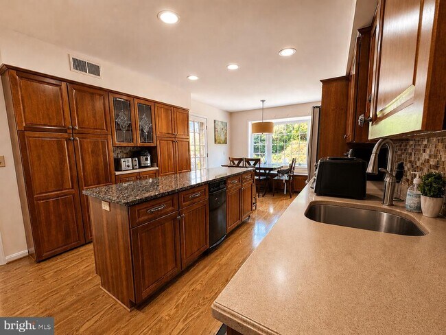 Foto del edificio - 7327 Yates Ct