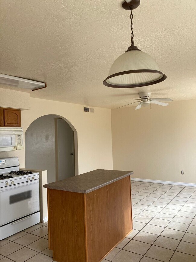 Foto del edificio - Spacious Home with Great Potential in Southwest Albuquerque