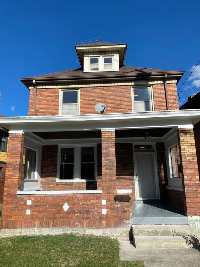 Foto del edificio - NEWLY RENOVATED 3 BEDROOM + OFFICE IN THE ...