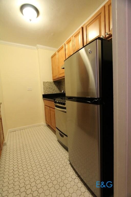 Foto del edificio - 18311 Hillside Ave
