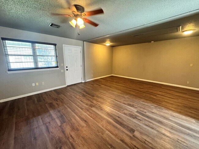 Foto del edificio - 2 bed , 1 and a 1/2 bath, garage conversion with two living rooms and a storage space! Moore scho...