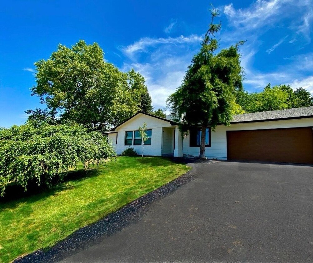 Foto principal - Lovely Highlands Home w/a View Available 7...