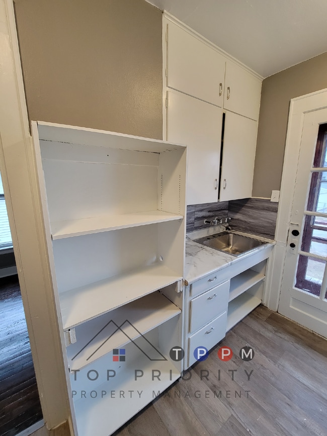Building Photo - 1 Bedroom | 1 Bathroom Upper Unit in Cedar...