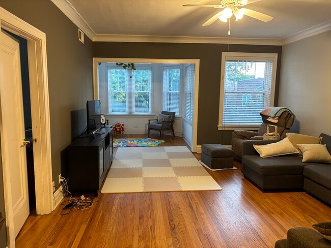 Living Room & Sunroom - 4215 N Francisco Ave