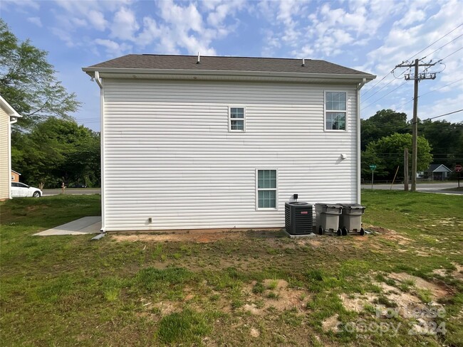 Building Photo - 2401 Crescent Ln