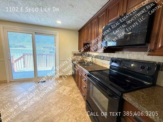 Building Photo - 1102 E Sego Lily Dr