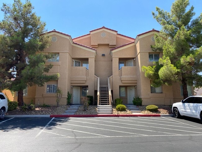 Foto del edificio - 2br with wood flooring on first floor in g...