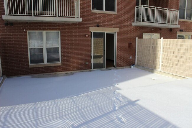 Private Fenced patio on 6th floor with access to 1 acre roof top garden - 333 W Mifflin St
