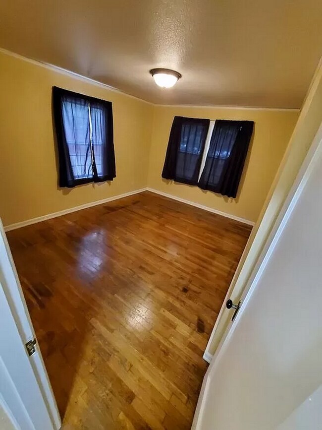 Foto del edificio - Spacious 3 bedroom plus office or bonus rooms