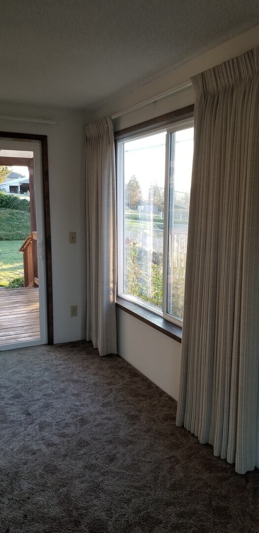 Foto del edificio - 3 bedroom, 2 bathroom home in well established neighborhood.