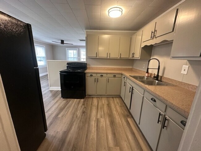 Building Photo - Recently Remodeled!