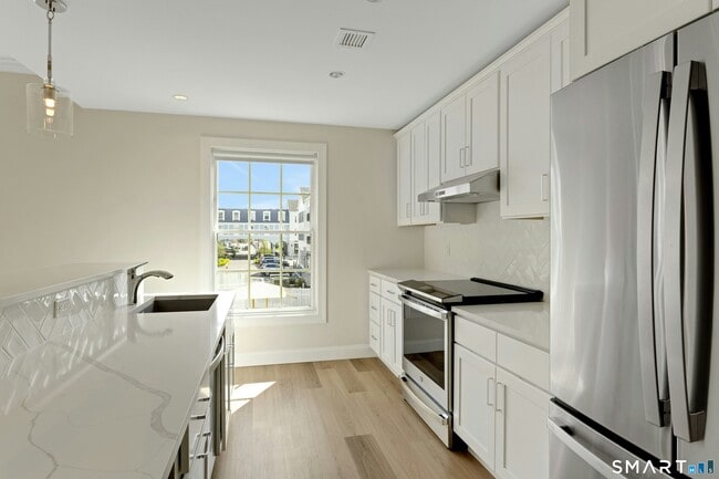 Building Photo - 440 Heights Rd
