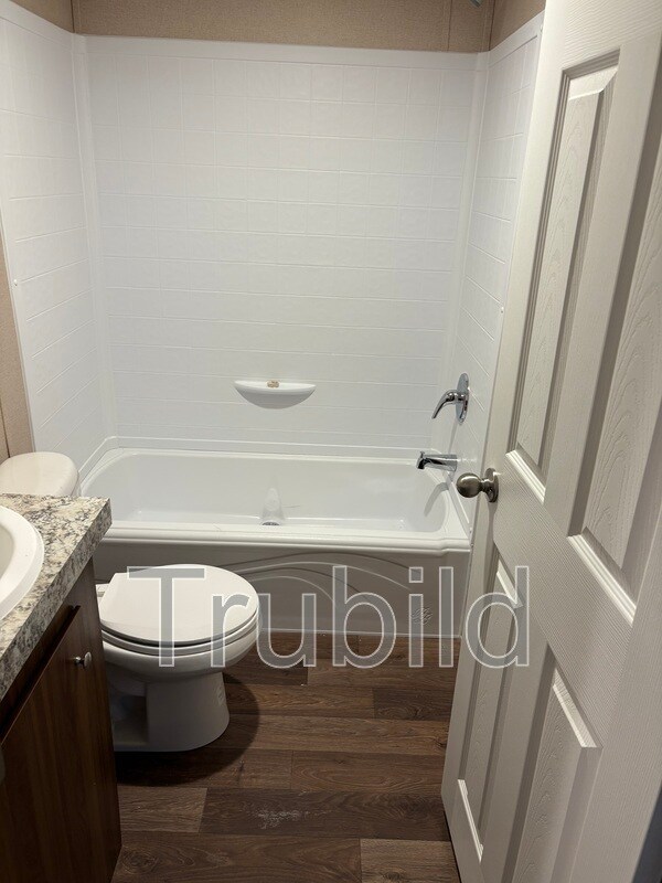 Foto del edificio - 650 Strange Rd