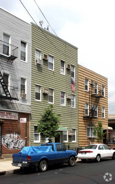 Foto del edificio - 395 Manhattan Ave