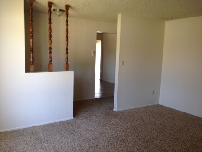 Foto del edificio - 7413 Cedarcrest Ave