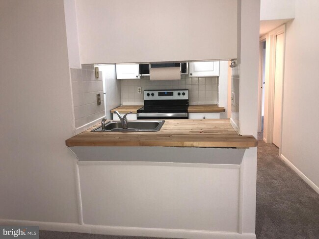 Foto del edificio - 5818 Royal Ridge Dr