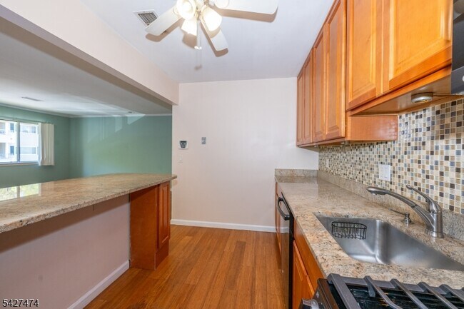 Foto del edificio - 50 W Lindsley Rd