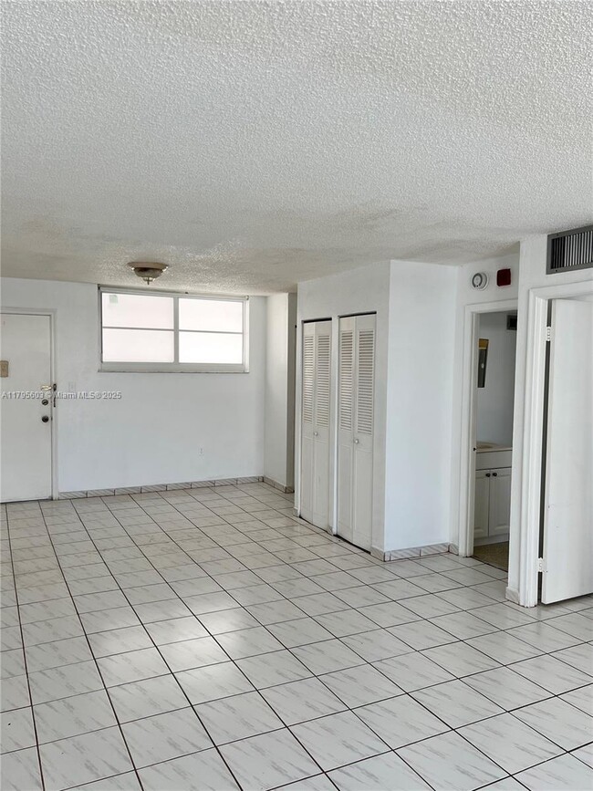 Building Photo - 1750 James Ave