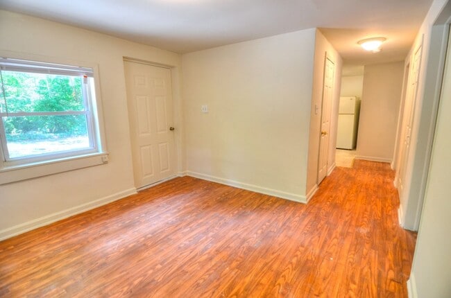 Building Photo - Affordable 2 Bedroom/1 Bathroom Near Southern Village!