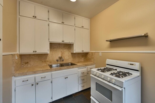 Foto del edificio - Charming Midtown 1-Bedroom Apartment with ...