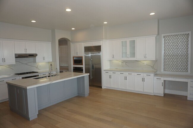 Building Photo - Huge Estate Home With Panoramic Views