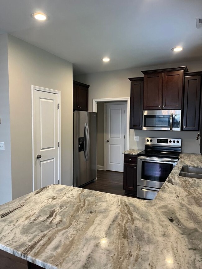 Building Photo - Large home, Pet friendly