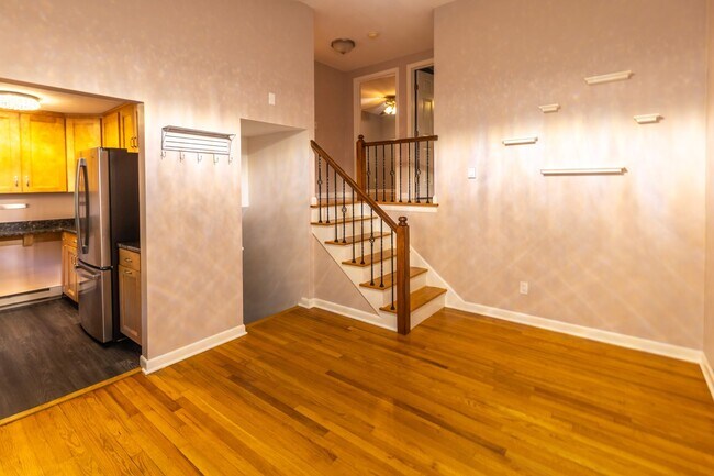 Building Photo - Cozy split level 2 Bedroom Condo