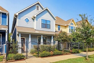 Building Photo - 213 W 26th St