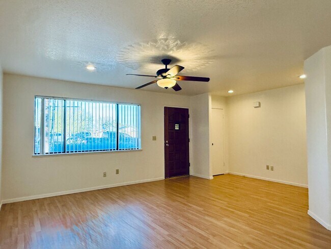 Foto del edificio - AVAILABLE NOW!!!