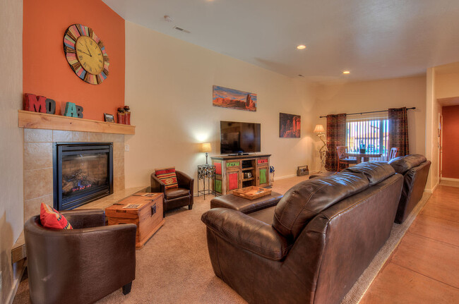 Building Photo - 3366 Oleander Ln