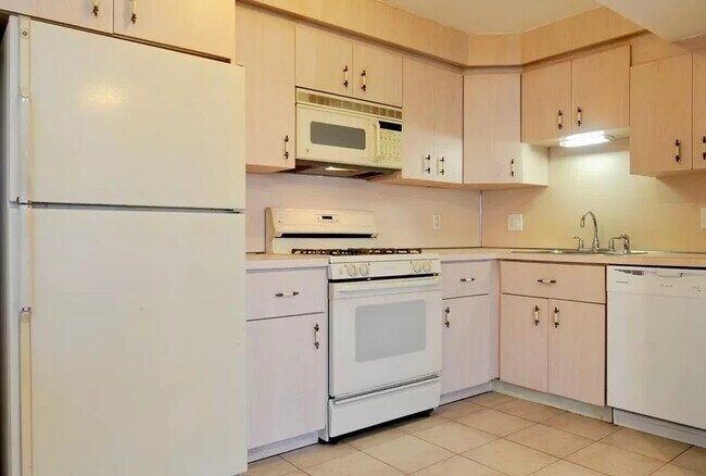 Building Photo - 84 Aurelia Sylvia Dr