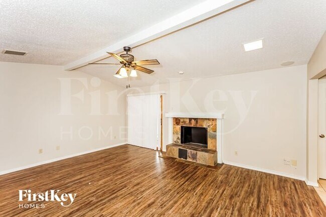 Building Photo - 2012 Garden Oaks Dr