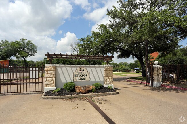 Foto del edificio - Brazos Park Apartments