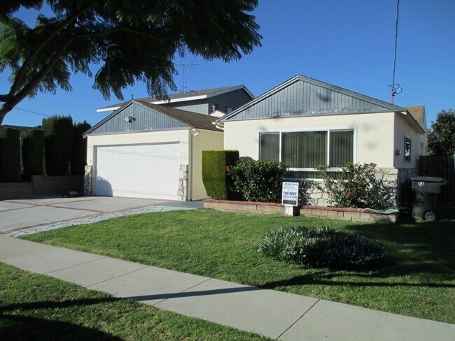 Foto del edificio - Large North Torrance House. Torrance Schools, Huge yard, 2 car garage hookups
