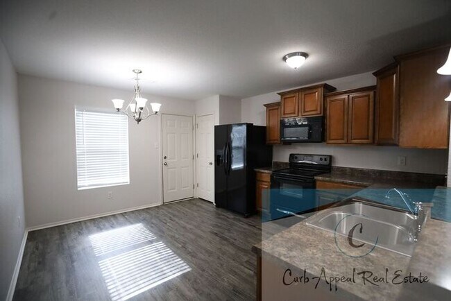 Foto del edificio - Beautiful 3 bed / 2 bath home with a fence...