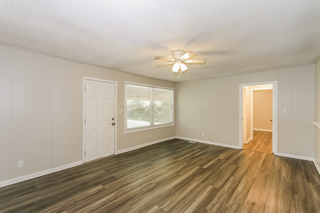 Foto del edificio - 2512 Elderberry Dr