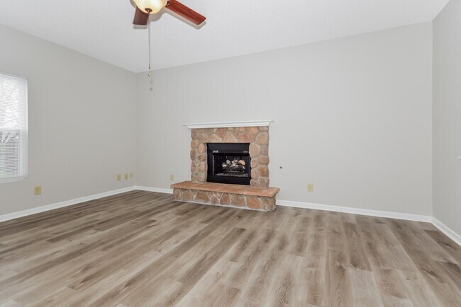 Foto del edificio - 2104 Bridlewood Dr