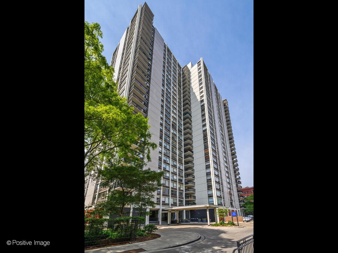 Foto principal - 1460 N Sandburg Ter