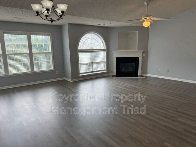 Foto del edificio - 6109 Hedgecock Cir