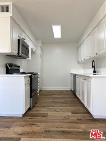 Building Photo - 435 N Oakhurst Dr