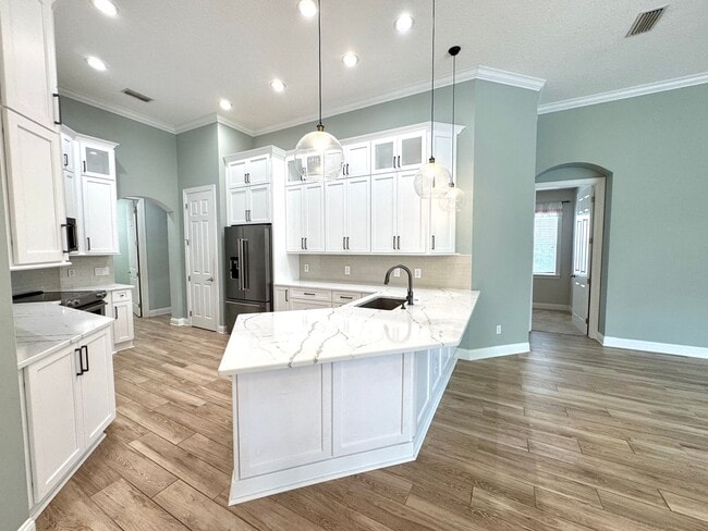 Building Photo - 642 Port Charlotte Dr