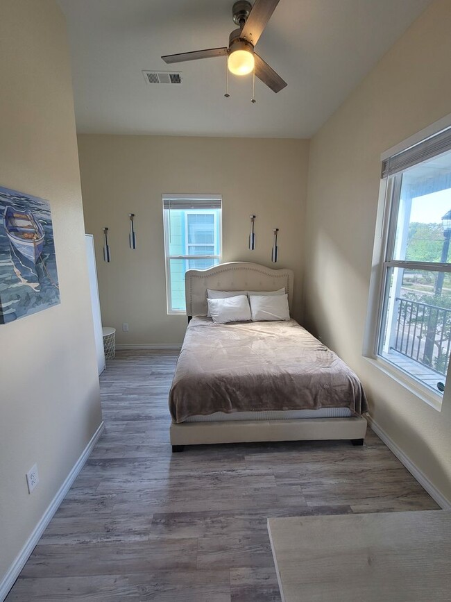 Foto del edificio - 2 Blocks From Seawall - 2 bed 1.5 bath