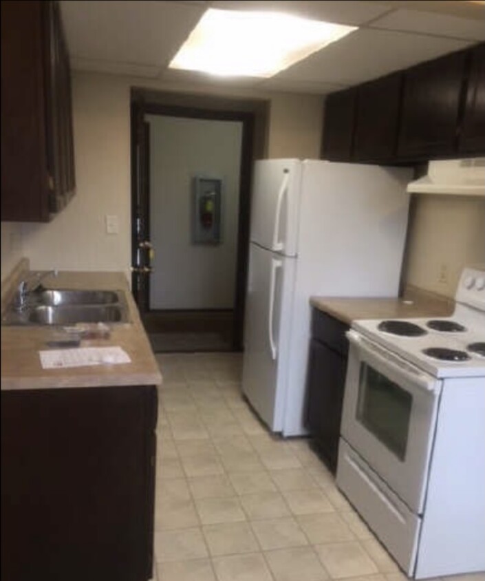 Typical kitchen - 1401 W 6th St