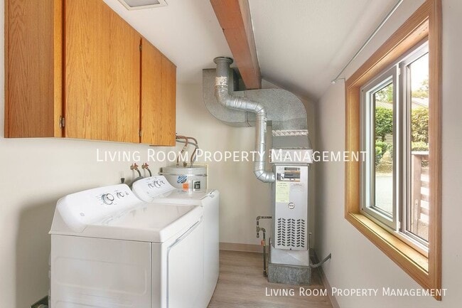 Building Photo - Recently Renovated Retro Townhome.