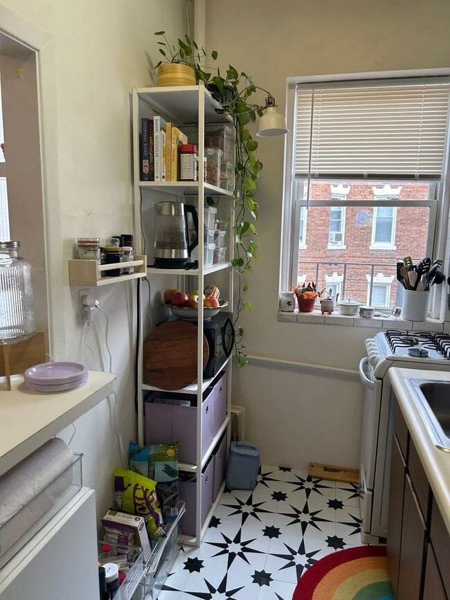 Foto del edificio - GREAT 2Br/1Bth available NOW. Heat/Hot Wat...