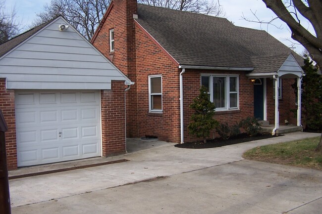 Building Photo - 817 Hogestown Rd