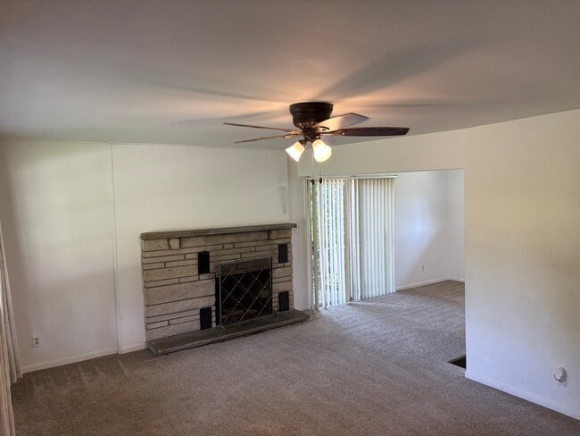 LIVING ROOM - 702 Pearl Dr