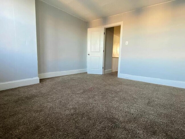 Building Photo - 4714 Oakmont St